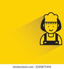 criada con sombra sobre fondo amarillo