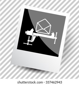 correo con abrazadera. Fotograma. Icono del vector.