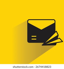 ícone de plano de correio e papel com sombra no plano de fundo amarelo