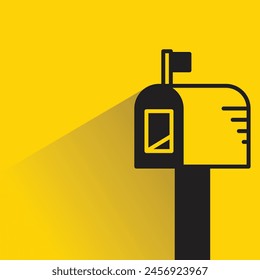 icono de buzón con sombra sobre fondo amarillo