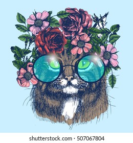 Maine-Münzkatzenporträt mit Blumenkranz und runder Sonnenbrille. Handgezeichnete Vektorgrafik. Mode-Tier für Ihr Design.