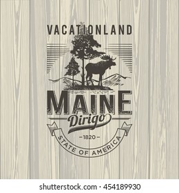 Maine Vacationland, stylisiertes Emblem des Bundesstaates Amerika, Elch auf Holzhintergrund