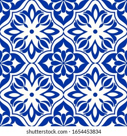 Majolica pottery tile, blue and white azulejo, original traditional Portuguese and Spain decor. Seamless Damask pattern. Hand drawn pattern. Ceramic tile in talavera style. Vector