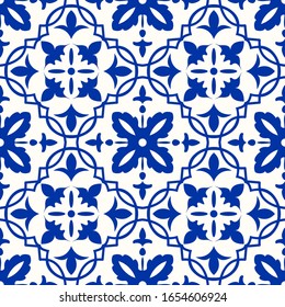 Majolica pottery tile, blue and white azulejo, original traditional Portuguese and Spain decor. Seamless Damask pattern. Hand drawn pattern. Ceramic tile in talavera style. Vector