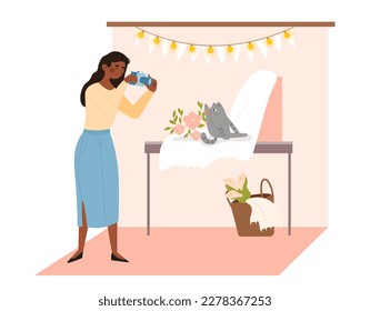 Erstellt Fotos von Haustieren. Frau mit Kamera fotografiert Katze neben Blumen. Fotograf und Paparazzi bei der Arbeit. Besitzer mit Haustier. Soziales Netzwerk und Lebensstil. Cartoon-Flavektor-Vektorgrafik