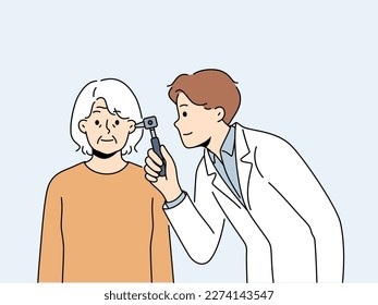 Médico masculino examina el oído femenino de ancianos. El médico de cabecera o el ofolaringólogo hacen chequeo o examen de la abuela mayor en la clínica. Ilustración vectorial. 