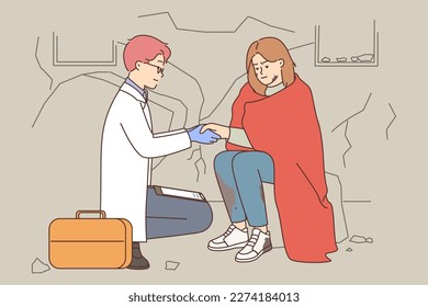 Médico masculino ayuda a una mujer sin hogar sentada en la calle después de un desastre natural. Enfermera o médico se ocupa de muchacha infeliz que sufre de terremoto. Ilustración vectorial. 