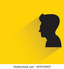 cara masculina con sombra de caída sobre fondo amarillo