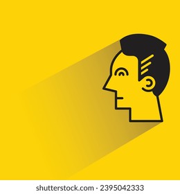 männlicher Bildseitenbild-Avatar mit Schatten auf gelbem Hintergrund