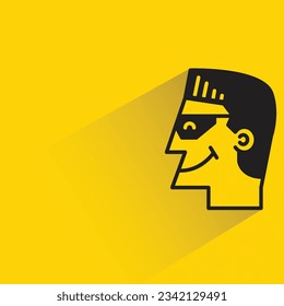 vista lateral de cara masculina con sombra sobre fondo amarillo