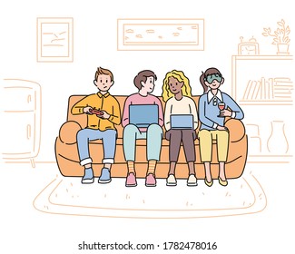 Amigos hombres y mujeres sentados en el sofá jugando con un ordenador portátil o jugando un juego. ilustraciones de diseño vectorial de estilo dibujado a mano. 