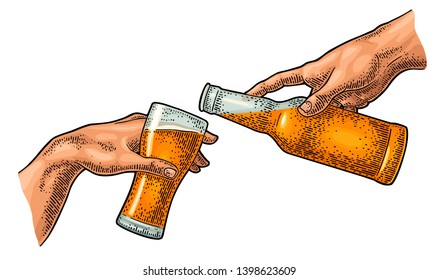 Mano masculina vertiendo cerveza de una botella en un vaso. Extracto de sección La creación de Adán. Ilustración vintage de color vectorial aislada en fondo blanco