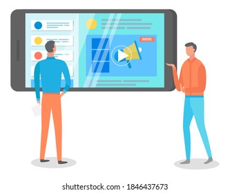 Männliche Manager stehen, Rückansicht, studieren analytische Daten, riesige Cartoon-Bildschirm Smartphone mit Werbevideo. Werbung, Megaphon, Kundenservice. Verbrauchernachfrage, Kundenakquisition Flachbild