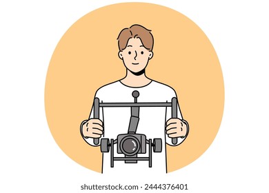 Operador masculino con cámara profesional con estabilizador en las manos. Hombre Camarógrafo sosteniendo cámara dslr filmando con estabilización. Ilustración vectorial.