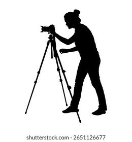Fotógrafo masculino de pé tirando fotos filmando câmera no tripé vista lateral silhueta preta isolada no fundo branco.