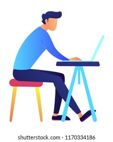 Programador masculino que trabaja en laptop en la ilustración vectorial de escritorio de oficina. Marketing digital y análisis de datos, diseño y desarrollador, programador y concepto freelance. Aislado sobre fondo blanco.