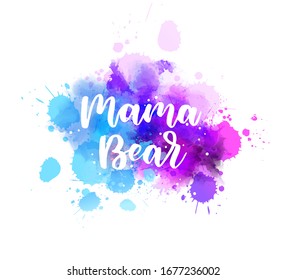 Mama-Bär - inspirierende, handgeschriebene, moderne Kalligrafieschrift auf wasserfarbenem, plattiertem Hintergrund. Blauer und violetter Splash. 