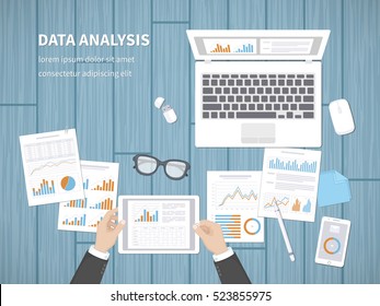 El hombre analiza documentos. Contabilidad, análisis, análisis de mercado, informe, investigación, concepto de planificación. Manos en el escritorio de la tableta de retención. Gráficos, diagramas, gráficos en el papel. Vista superior del espacio de oficina.