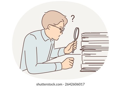 Grande auditor procurando por erros nas demonstrações financeiras ao examinar a pilha de documentos usando lupa. Auditor cara é envolvido em papelada e é surpreendido pelo número de documentos fiscais