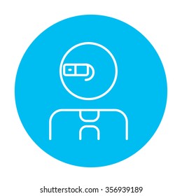 Hombre con un icono de línea de gafas de realidad aumentada para web, móvil e infografía. Icono de blanco vector en el círculo azul claro aislado en fondo blanco.