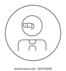 Hombre con un icono de línea de gafas de realidad aumentada.
