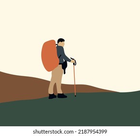 Hombre con mochila haciendo senderismo en la cima de la montaña y mirando el paisaje. Estilo de vida saludable, ejercitando en la naturaleza. Concepto de estilo de vida de viaje