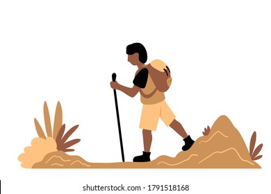 Mann mit Rucksack und Stick auf wilde Naturlandschaft