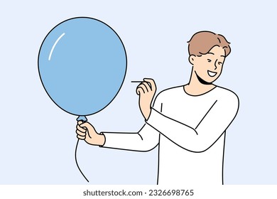 Mann mit Ballon hält Nadel, will laut explodieren, um die Leute herumzujubeln. Fröhlicher Kerl gekleidet in lockerer Stil mit blauem Ballon in den Händen macht Rätsel zu Furcht oder amüsant Freunde.