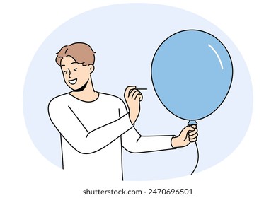 Mann mit Ballon hält Nadel, will laute Explosion machen, um die Menschen um zu jubeln. Glücklicher Kerl im lässigen Stil mit blauen Ballon in den Händen macht Streich, um Freunde zu erschrecken oder zu amüsieren.