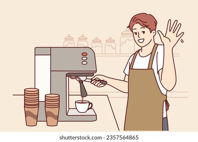 El Man barista ondas mano y prepara delicioso capuchino para los visitantes de la cafetería, que se alza cerca del mostrador del bar. El chico de Barista disfruta interactuando con los clientes y dice bienvenido a los nuevos compradores de café