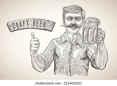 Hombre con una taza de cerveza en una mano, y un gesto que indica que la cerveza es de muy alta calidad. 