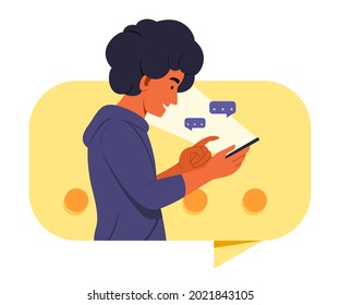 El hombre está en un gran ícono de burbujas chateando y disfruta de chatear en el teléfono móvil.