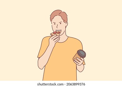 El hombre está mordiendo una rebanada de pizza y sosteniendo un trago caliente en una taza de papel. Ilustraciones de diseño vectorial de estilo dibujado a mano