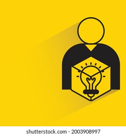 hombre con icono de la caja de luz sobre fondo amarillo
