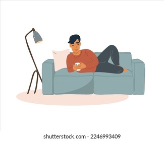 Un hombre o un niño miente en el sofá y mira el smartphone. Ilustración vectorial plana