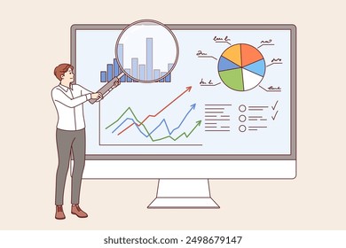 Man Business Analyst zeigt Diagramme in CRM-System, in der Nähe von großen Computer-Monitor. Manager verwendet CRM, um Statistiken zu verwalten und KPI der Mitarbeiter der Unternehmensabteilung zu verfolgen