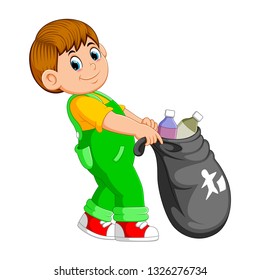 Un hombre lleva una bolsa de basura