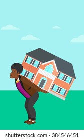 Hombre cargando casa.