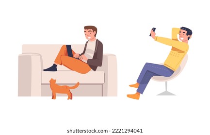 Carácter de hombre con dispositivo digital sentado en sofa y silla que sufren de un conjunto de vectores de adicción a Internet