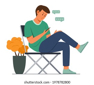 El hombre habla en el teléfono móvil y disfruta de estilo de vida.