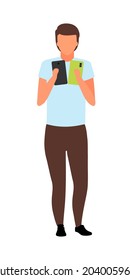 Hombre eligiendo nuevo personaje vector de color semiplano para smartphone. Persona de cuerpo entero sobre blanco. Visita a la tienda de electrónica aislada ilustración de estilo de dibujos animados modernos para diseño gráfico y animación