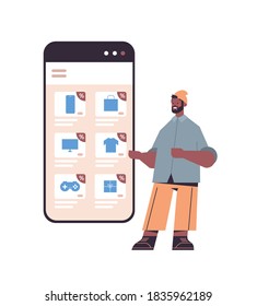 Mann, der Einkäufe auf Smartphone-Bildschirm Online-Shopping Cyber Montag-Verkaufs-Feiertage Rabatt E-Commerce-Konzept volle Länge Vektorgrafik