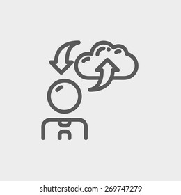 Hombre con flechas de carga y descarga en la nube línea delgada de icono para web y móvil, moderno diseño minimalista plano. Icono vector de gris oscuro sobre fondo gris claro.
