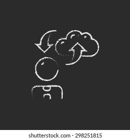 Hombre con la carga en la nube y la descarga de flechas dibujadas a mano en tiza sobre un icono blanco vector de pizarra en un fondo negro