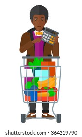 Hombre contando con calculadora.