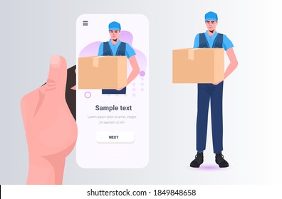 man courier sujetando cajas de cartón negro friday venta express service concepto pantalla de smartphone ilustración horizontal vector