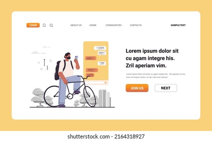 hombre ciclista charlando en un tipo de pantalla digital usando una aplicación de chat en una red de medios sociales en línea