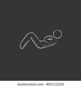 El hombre está haciendo crujías abdominales. Dibujado en un icono de tiza.