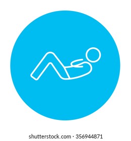 El hombre que hace abdominales cruza un icono de línea para web, móvil e infografía. Icono de blanco vector en el círculo azul claro aislado en fondo blanco.