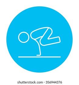 Mann, der Krane Yoga-Pose-Symbol für Web-, Mobil-und Infografiken. Vektorweißes Symbol auf hellblauem Kreis, einzeln auf weißem Hintergrund.